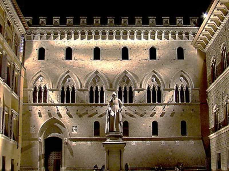 Piazza Salimbeni a Siena, sede del Monte dei Paschi (foto Wikipedia)