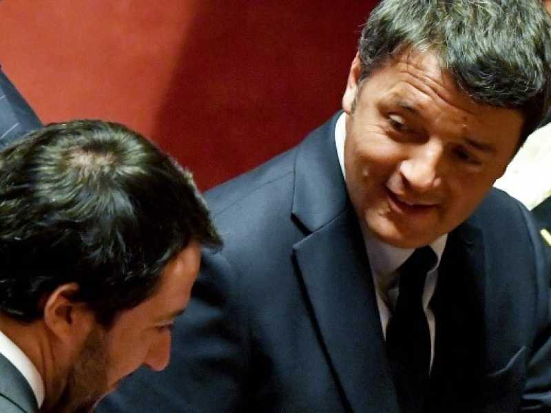 Matteo Renzi con Matteo Salvini al Senato (foto LaPresse)