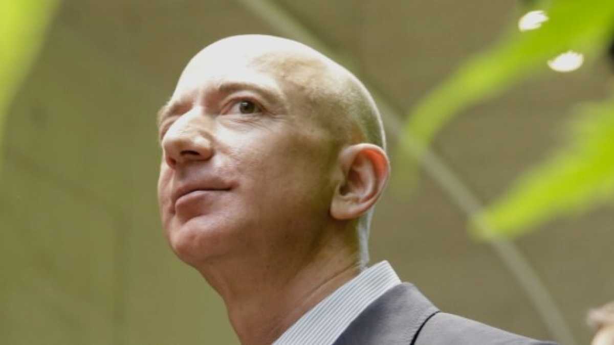 Immagine di Trump contro Bezos, idolo polemico del forgotten man
