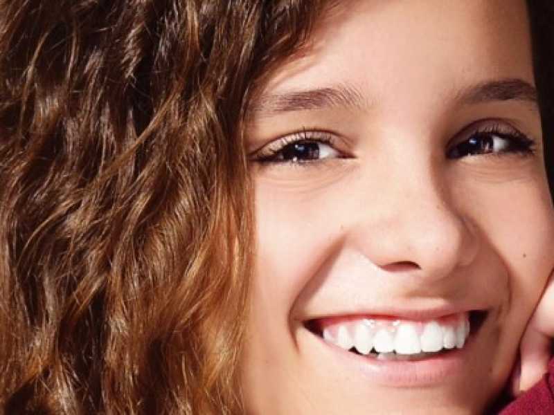 Iris Ferrari nella copertina del suo libro, Una di voi, edito da Mondadori