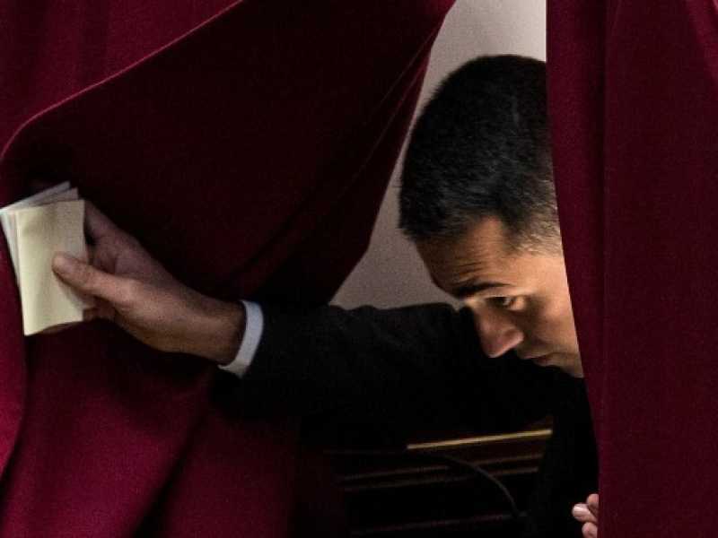 Il leader politico del Movimento 5 stelle, Luigi Di Maio, esce dalla cabina elettorale di Montecitorio dopo avere votato per il presidente della Camera (foto LaPresse)
