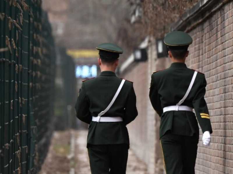 Ufficiali di polizia cinese pattugliano fuori l'ambasciata della Corea del Nord a Pechino