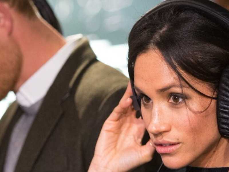 Il principe Harry e Meghan Markle, che si sposeranno il 19 maggio nella St. George's Chapel del Castello di Windsor, in visita alla stazione radio londinese Reprezent (foto LaPresse)