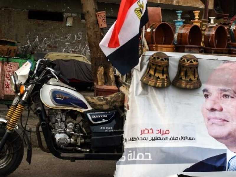 Un manifesto che incita a votare per Sisi, al Cairo (foto LaPresse)