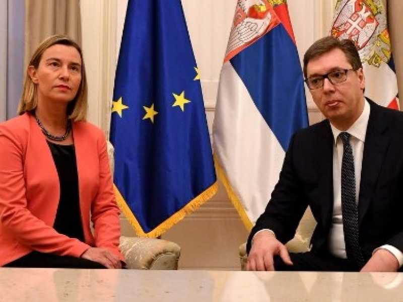 Federica Mogherini e il presidente serbo Aleksandar Vucic durante un vertice a Belgrado marted&igrave; 27 marzo