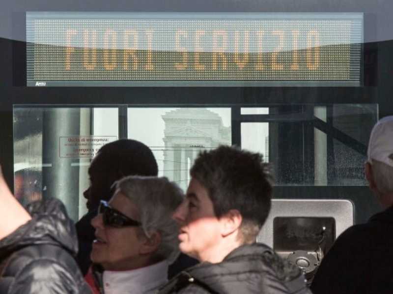 Passeggeri in attesa di un autobus a Roma (foto LaPresse)