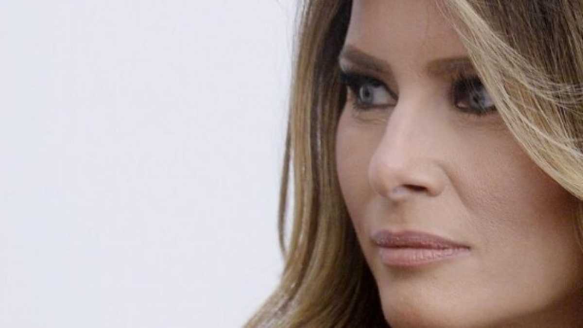 Immagine di Melania Trump e i fratelli con la testa a forma di pera