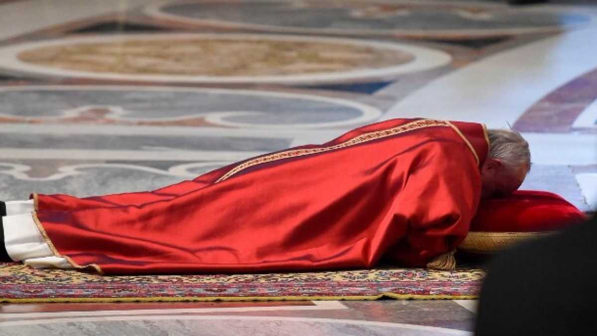 Immagine di La complicata Pasqua del Papa, tra fake news e vescovi in manette