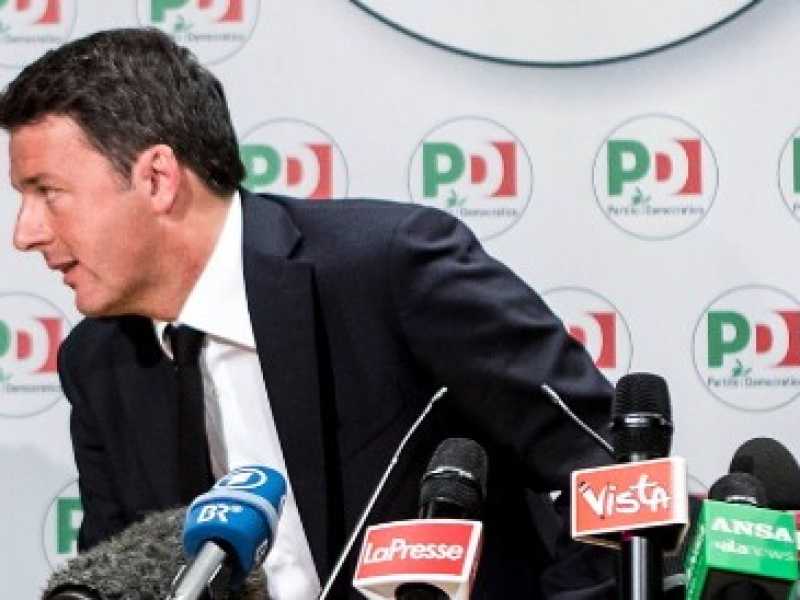 Matteo Renzi dopo la conferenza stampa del 5 marzo 2018 (foto LaPresse)