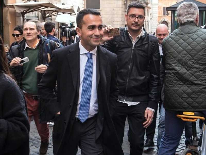 Luigi Di Maio in marcia per le strade di Roma (foto LaPresse)