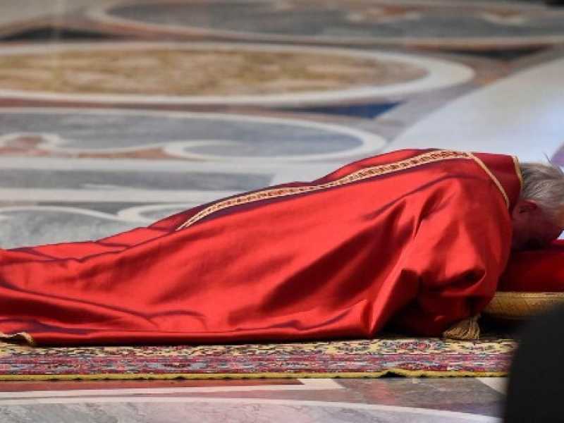 Papa Francesco preside la mostra del venerd&igrave; santo (foto LaPresse)