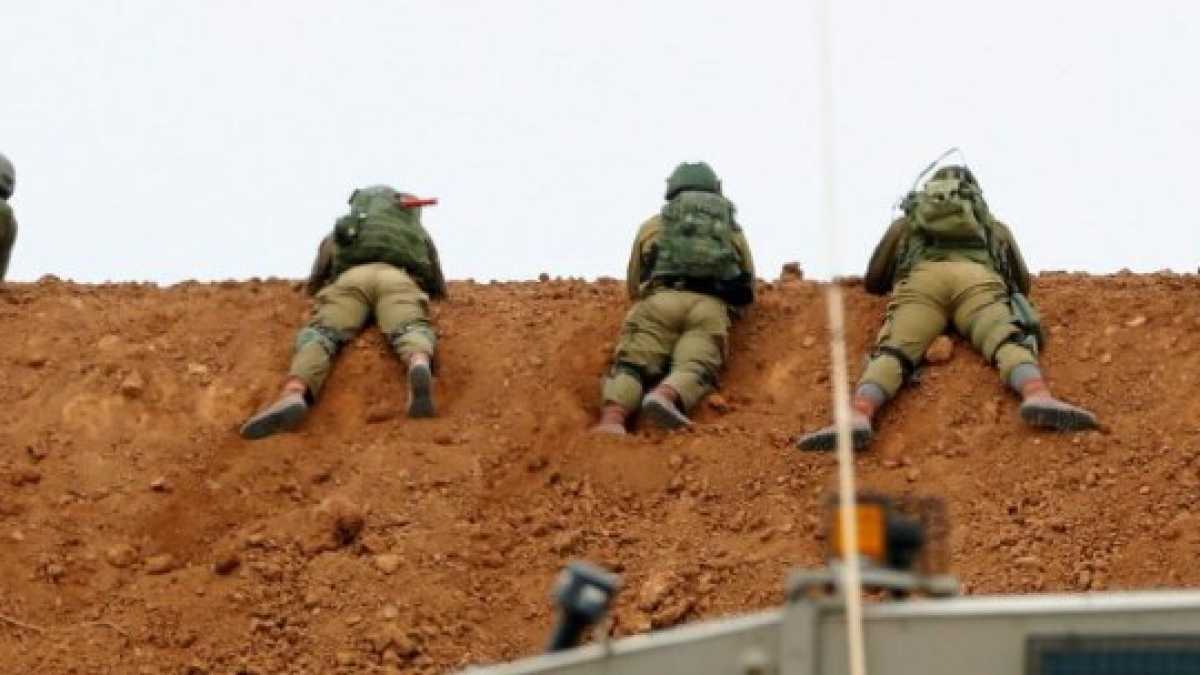 Immagine di Tutti lodino i 100 tiratori israeliani schierati sul terrapieno di Gaza