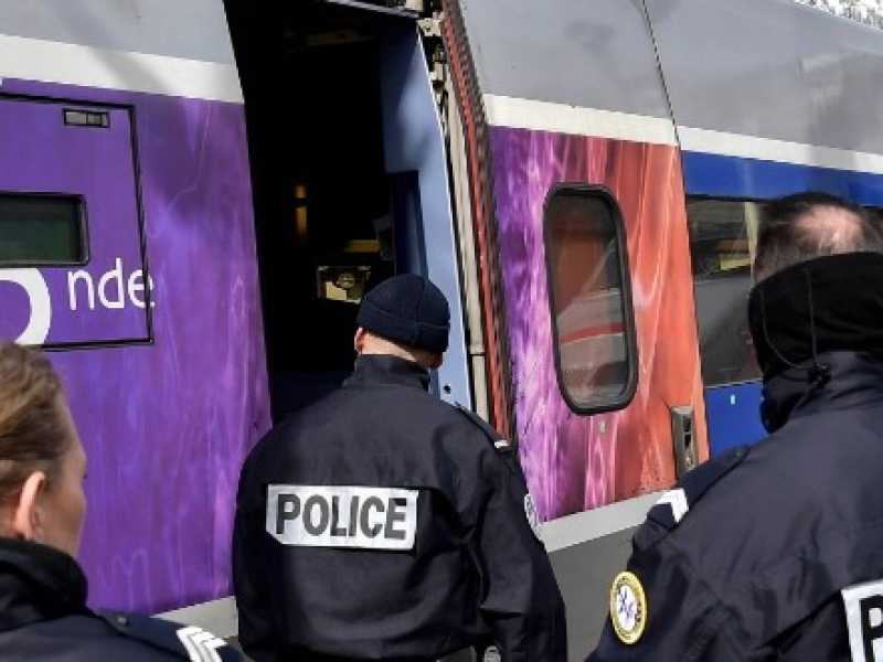 La polizia di frontiera francese e i controlli alla stazione di Bardonecchia (foto LaPresse)