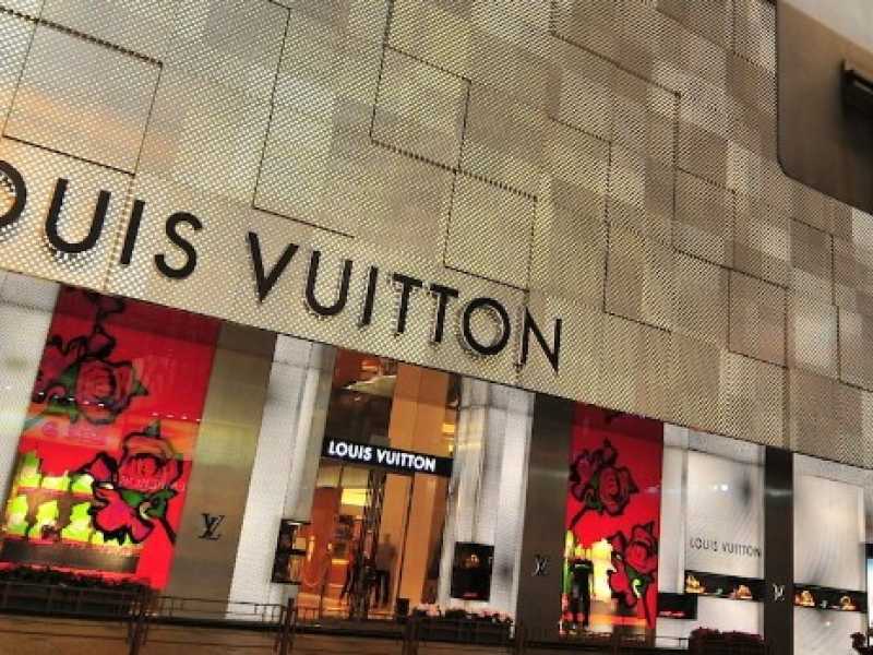Canton Road, storica arteria di Hong Kong, &egrave; tornata a essere la destinazione preferita del consumatore cinese: il prezzo al metro quadro rimane fra i pi&ugrave; elevati al mondo (foto Wikimedia)