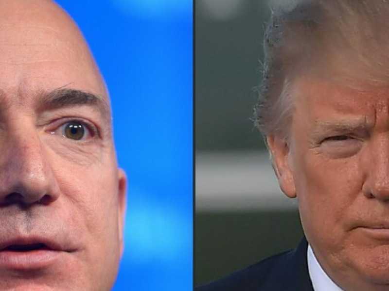 Jeff Bezos e Donald Trump (foto LaPresse)