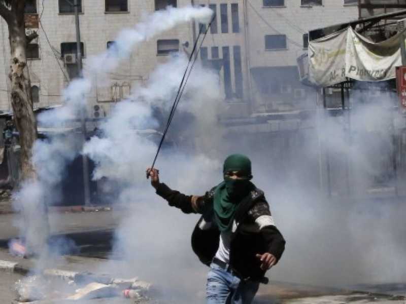Un manifestante palestinese nella West Bank (foto LaPresse)