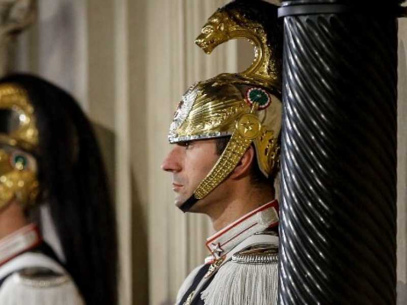 Due corazzieri al Quirinale, a Roma, durante le consultazioni per la formazione del governo (LaPresse)