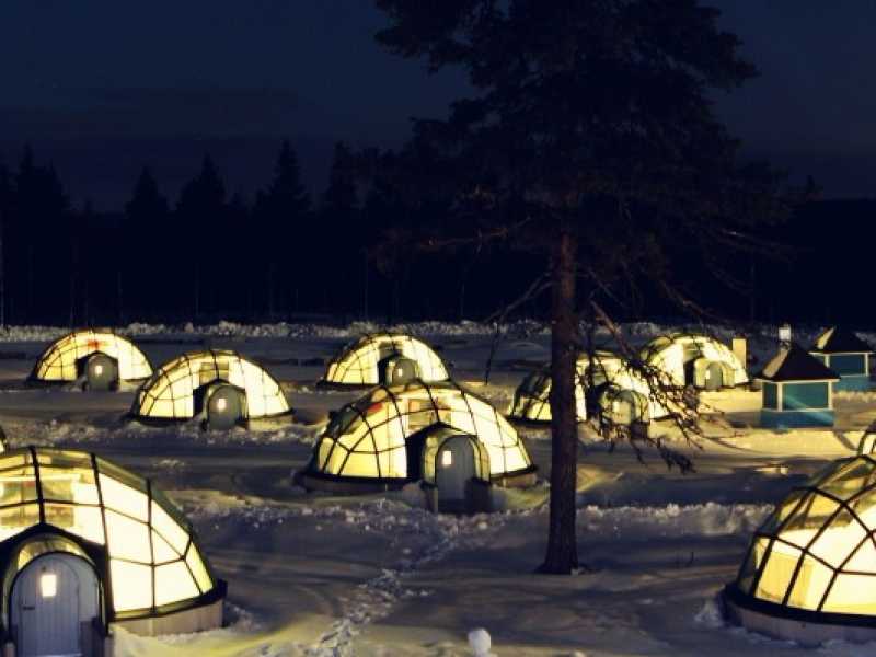 Igloo di vetro di nuova costruzione a Kakslauttanen, nel nord della Finlandia. I turisti hanno la possibilit&agrave; di guardare le stelle e l'aurora dal letto (LaPresse)