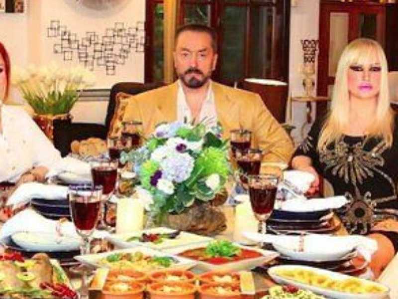 Foto tratta dal profilo Instagram adnanoktar_fanclub