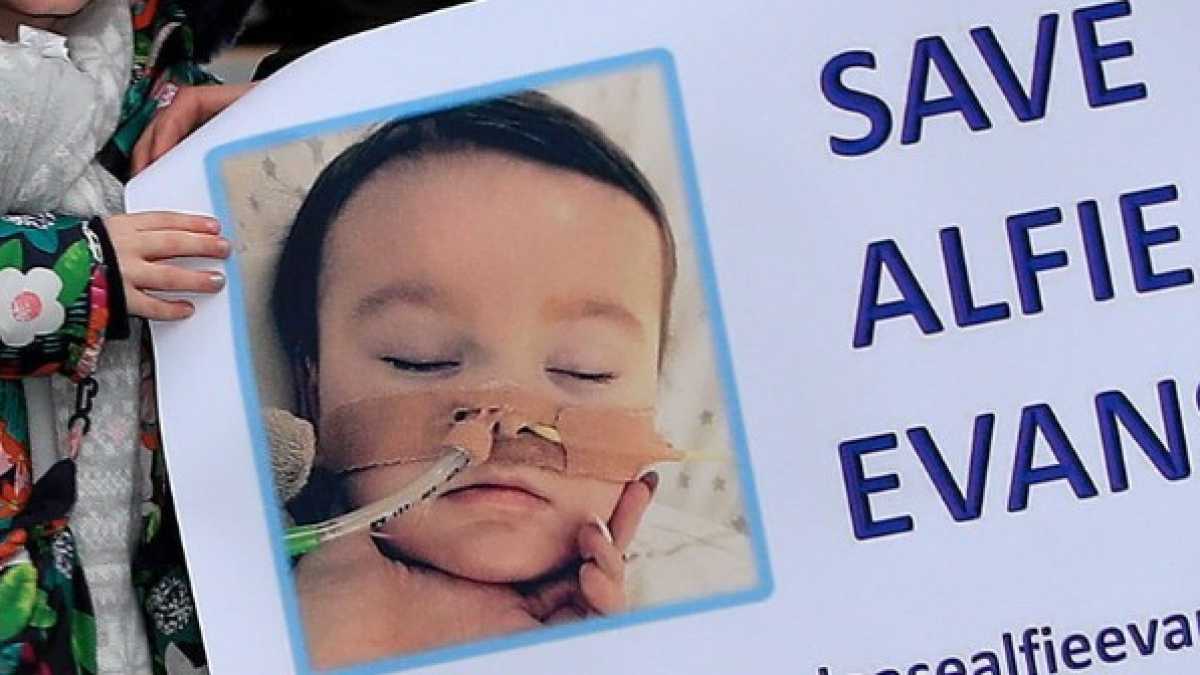 Immagine di Il piccolo Alfie Evans condannato a morte. Il Papa: “Ascoltare la sofferenza dei genitori”