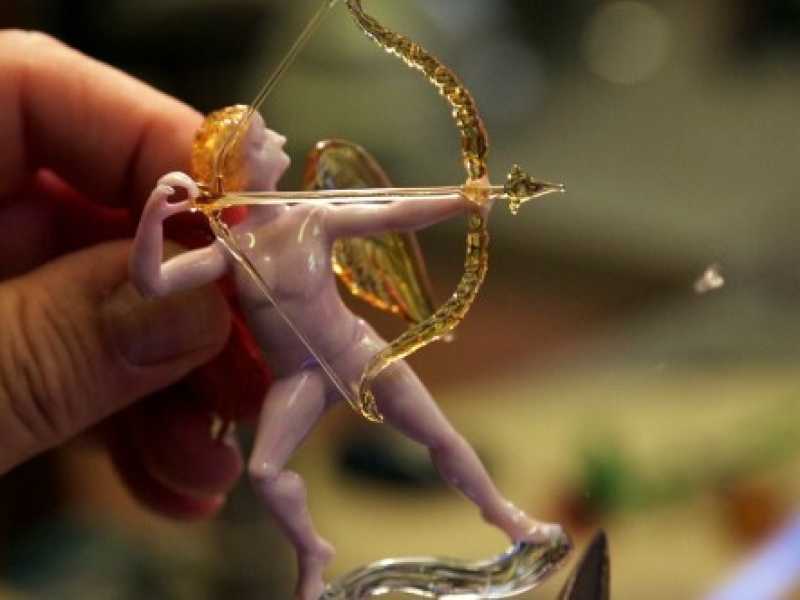 il vetro e l'arte contemporanea dei maestri vetrai di Murano (foto LaPresse)