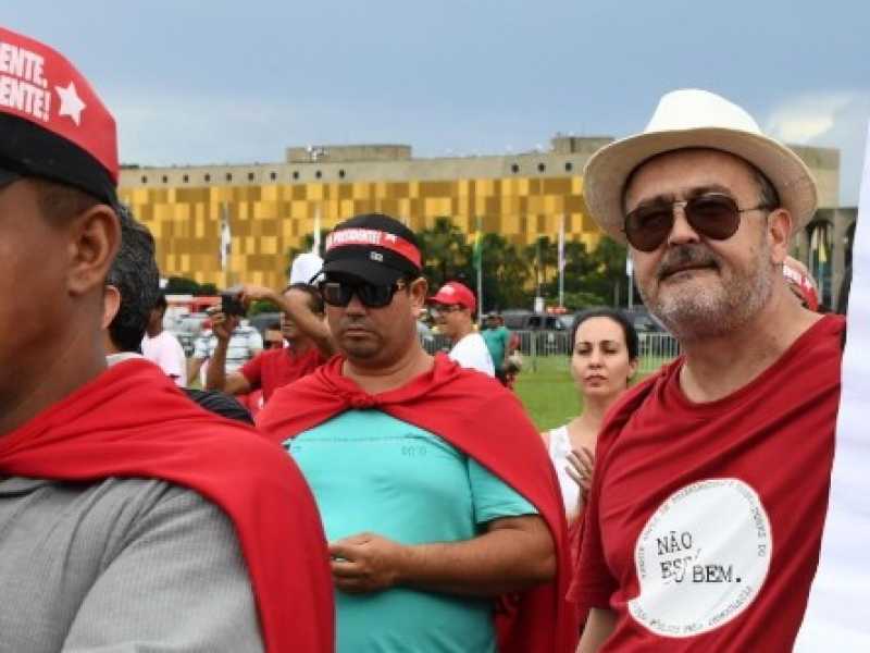 Sostenitori di Lula all'esterno del tribunale (foto LaPresse)