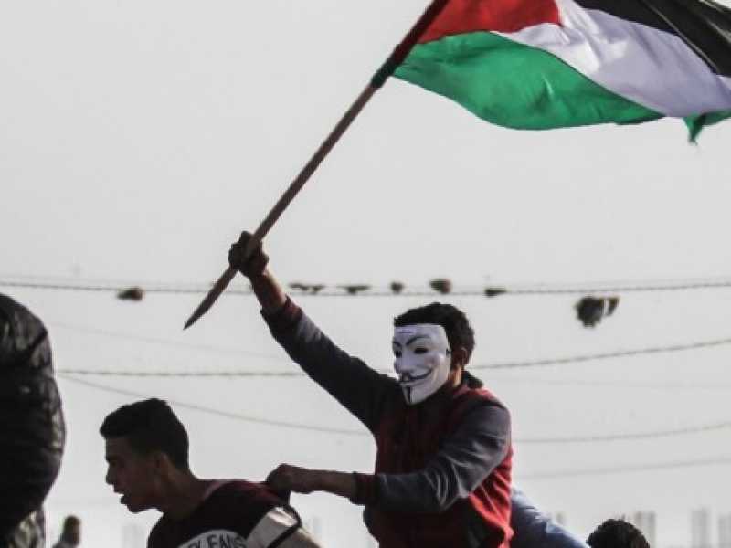 Manifestanti palestinesi a Gaza (foto LaPresse)
