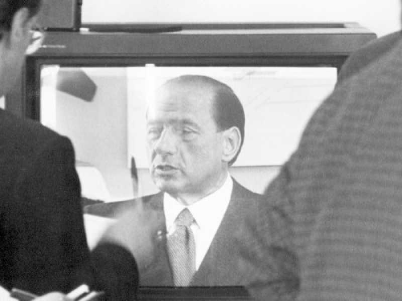 Silvio Berlusconi alla fabbrica FIAT (foto LaPresse Torino/Archivio storico 25/10/1994)