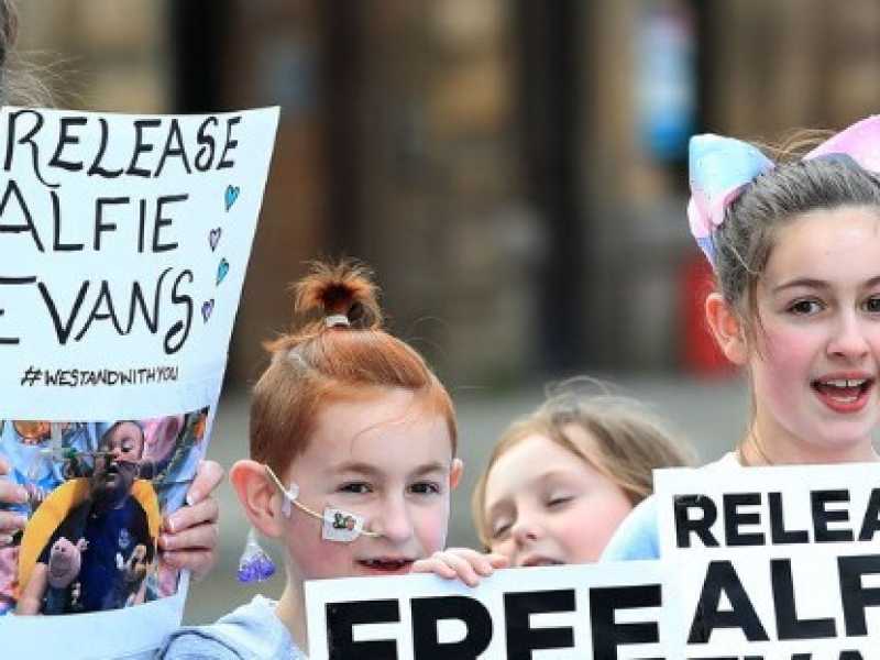 Un gruppo di sostenitori dei genitori di Alfie Evans (foto LaPresse)