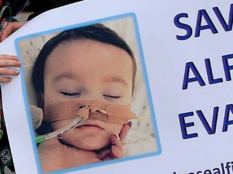 Il piccolo Alfie Evans condannato a morte. Il Papa: “Ascoltare la sofferenza dei genitori”