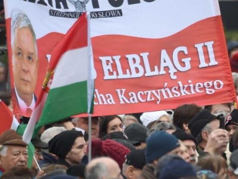 Una manifestazione di sostenitori di Orban e Kaczynski a Budapest (foto LaPresse)