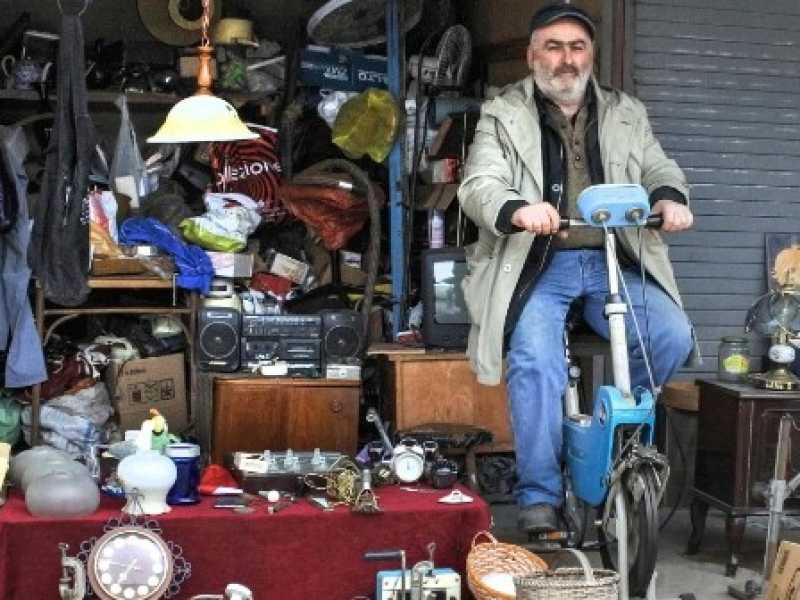 Il mercato delle pulci nel centro di Tblisi, febbraio 2018. Foto LaPresse