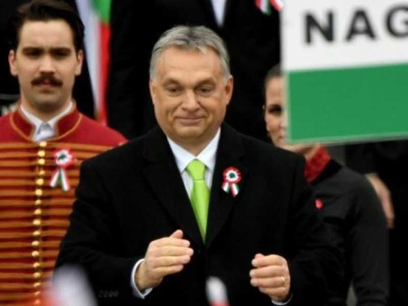 Viktor Orban in campagna elettorale (foto LaPresse)
