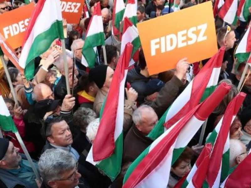 Un manifestazione di Fidesz il partito di Viktor Orb&aacute;n (foto LaPresse)