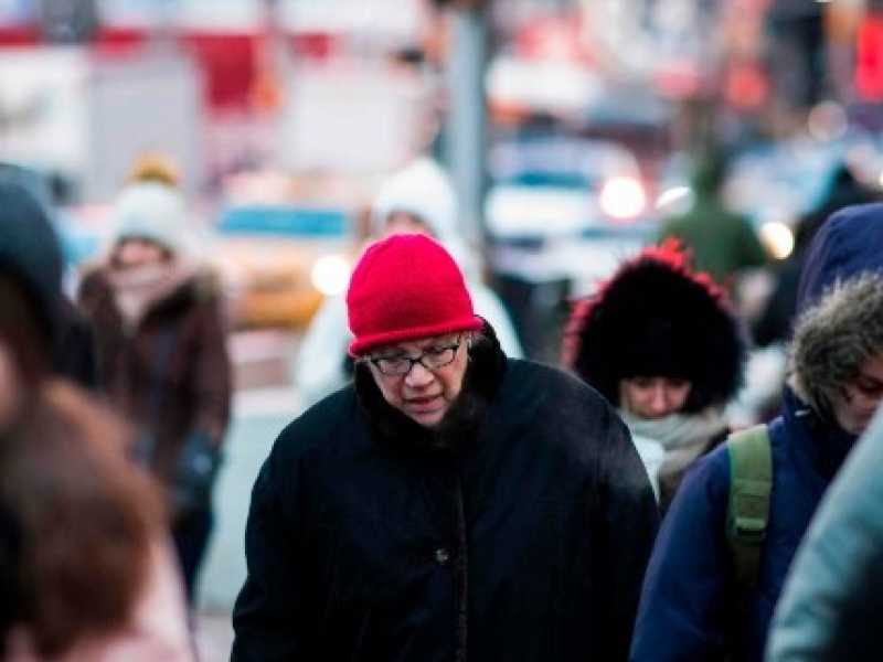 Ti ho vista sul treno Q a Brooklyn, in direzione Manhattan&rdquo;. Lui nota lei, lei ricambia lo sguardo (foto LaPresse)