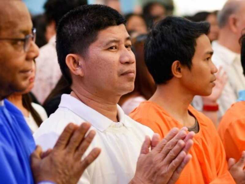 Alcuni fedeli in una chiesa di Taiwan (foto LaPresse)