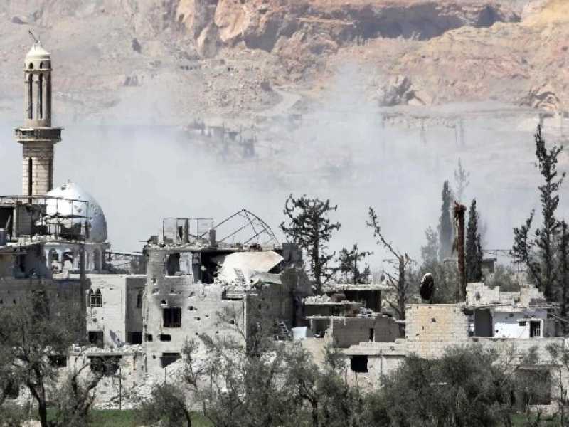 I bombardamenti di Douma, un sobborgo a est di Damasco (foto LaPresse)