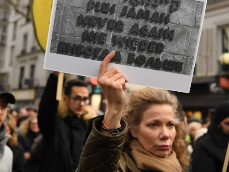 Parigi, manifestazione contro l'antisemitismo, che in Francia in questi anni ha visto 11 vittime, interi quartieri abbandonati e 60mila partenze (foto LaPresse)