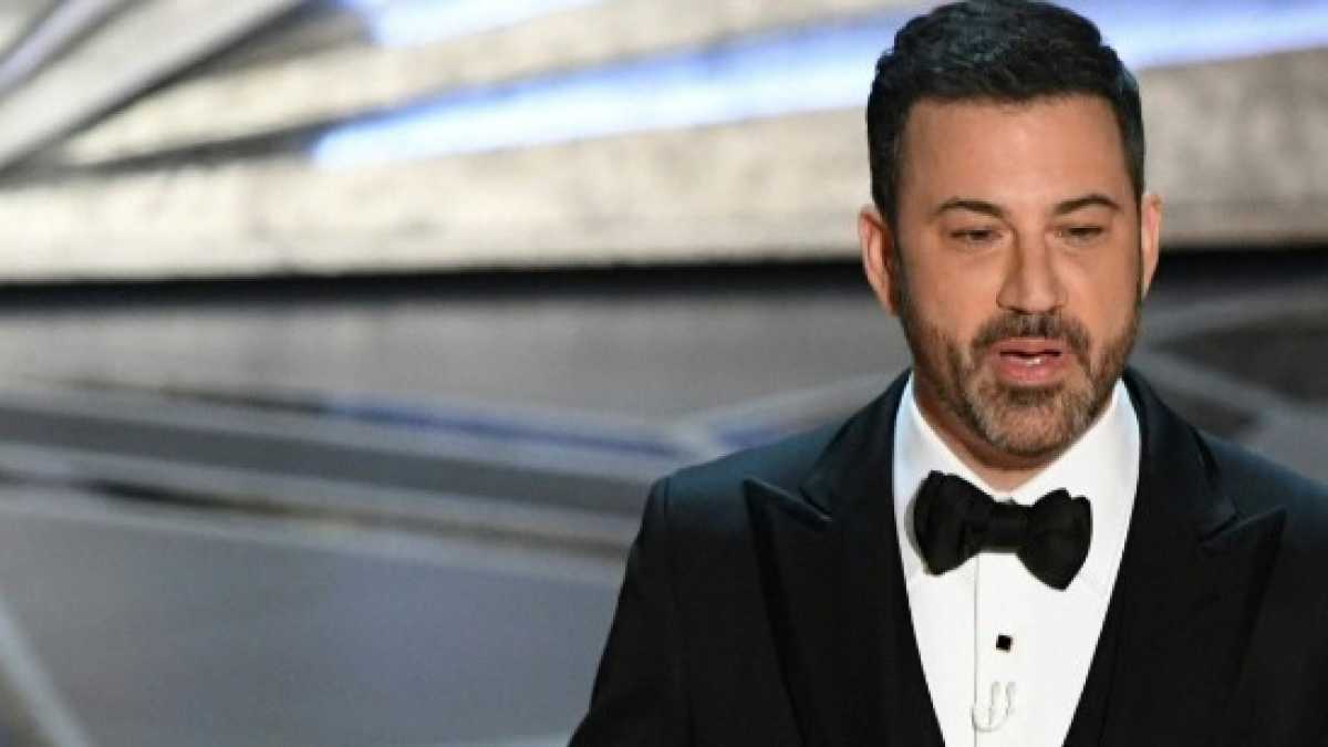 Immagine di Hannity afferra lo spirito del tempo e lo dà in testa a Kimmel