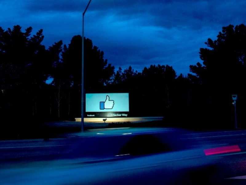 Un'auto sfreccia davanti al quartier generale di Facebook a Menlo Park, California (foto LaPresse)