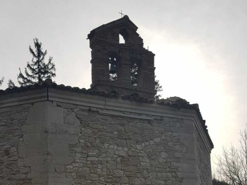 I danni al campanile della chiesa di Santa Maria di Varano a Muccia (foto via Twitter di Enzo Miglino)