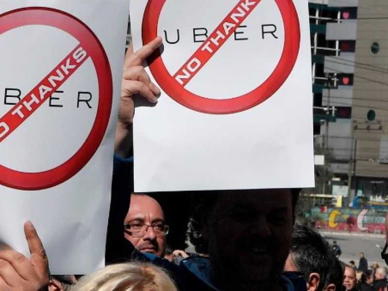 Uno sciopero di tassisti contro Uber in Grecia lo scorso marzo. Foto LaPresse 