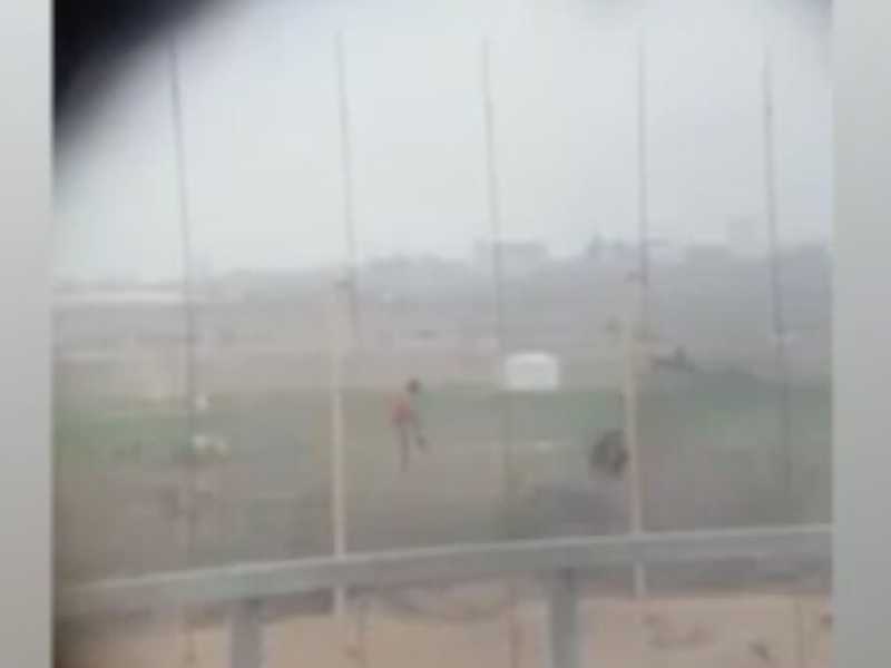 Un frame del video in cui un cecchino israeliano spara a un palestinese nella Striscia di Gaza