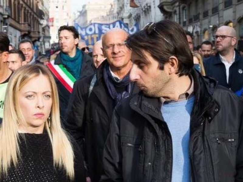 Giovanni Donzelli con Giorgia Meloni (foto via Facebook, Pagina Giovanni Donzelli)