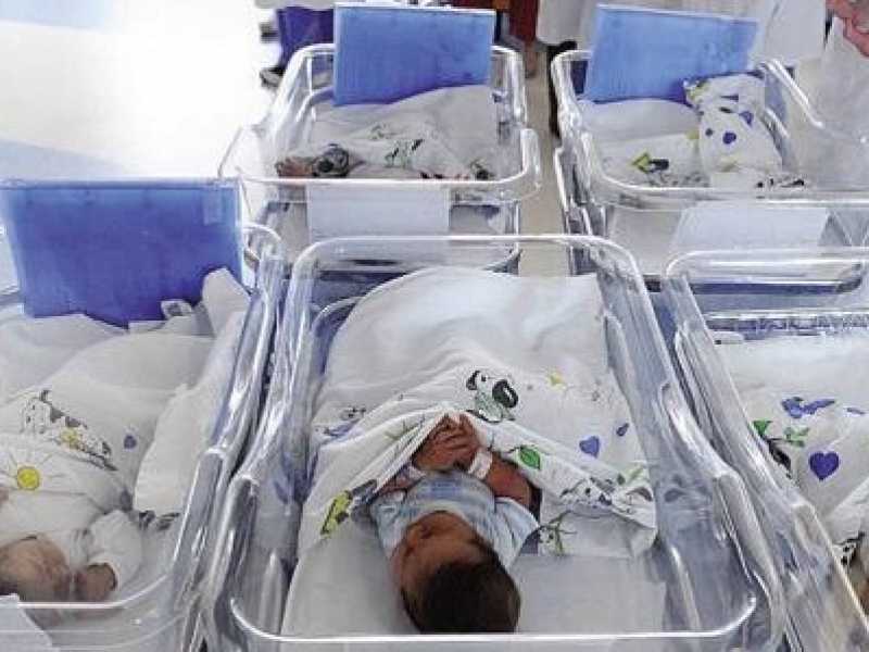 Nella generazione di un bambino possono essere implicate cinque persone: coppia committente, donatore di sperma, donatrice di ovocita, madre surrogata