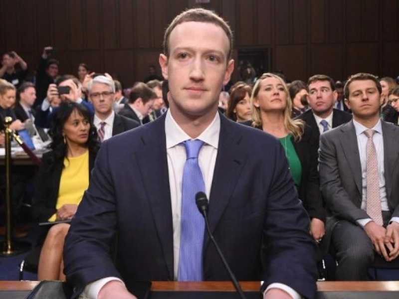 Mark Zuckerberg durante la sua testimonianza al Senato (foto LaPresse)