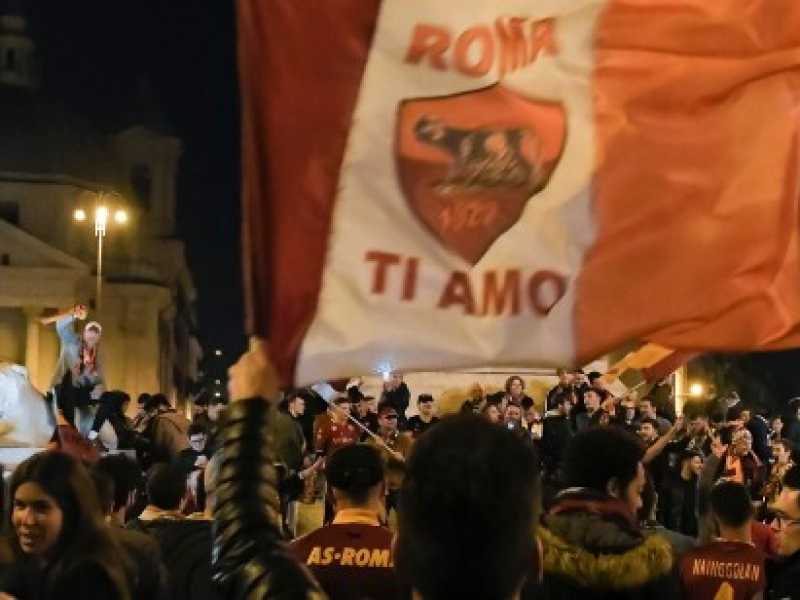 I festeggiamenti dei tifosi romanisti per la vittoria contro il Barcellona (foto LaPresse)