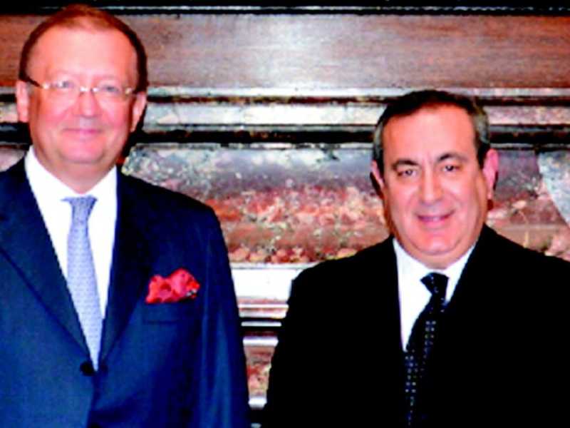 Joseph Mifsud (a destra) &egrave; stato ricevuto dall&rsquo;ambasciatore russo a Londra Alexander Yakovenko in un incontro del maggio 2014. Negli anni successivi i suoi legami con i russi saranno intensi