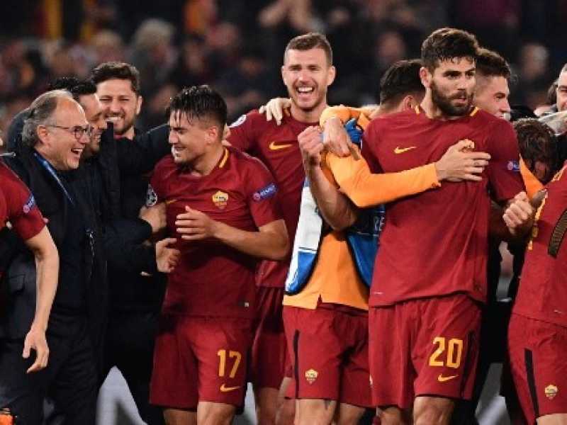 L'esultanza dei giocatori della Roma al termine della partita contro il Barcellona (foto LaPresse)