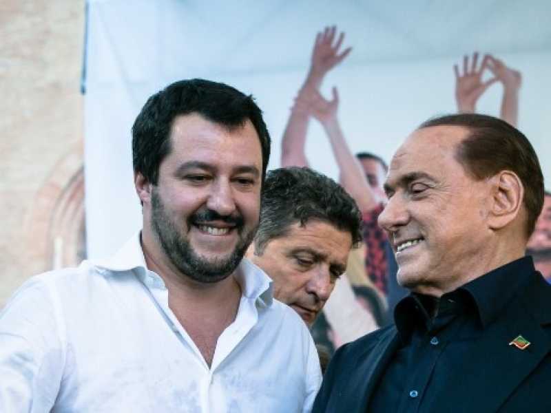 Silvio Berlusconi con Matteo Salvini a un comizio del 2015 (foto LaPresse)